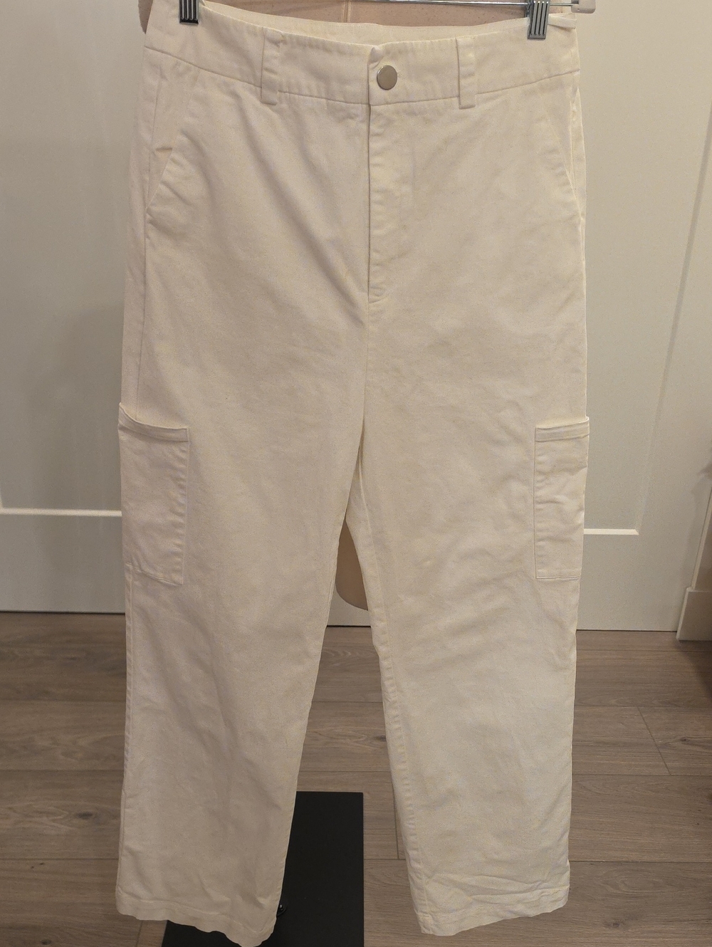 Re Ona women’s White Cargo Pants with Side Pockets size L great condition